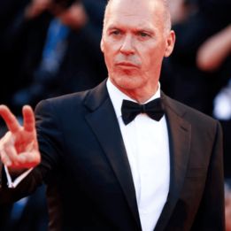 pessoa de pele clara e cabelo castanho